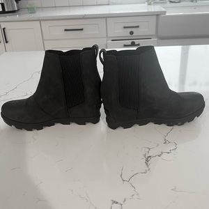 Size 7 Sorel women’s wedge booties. Barely worn